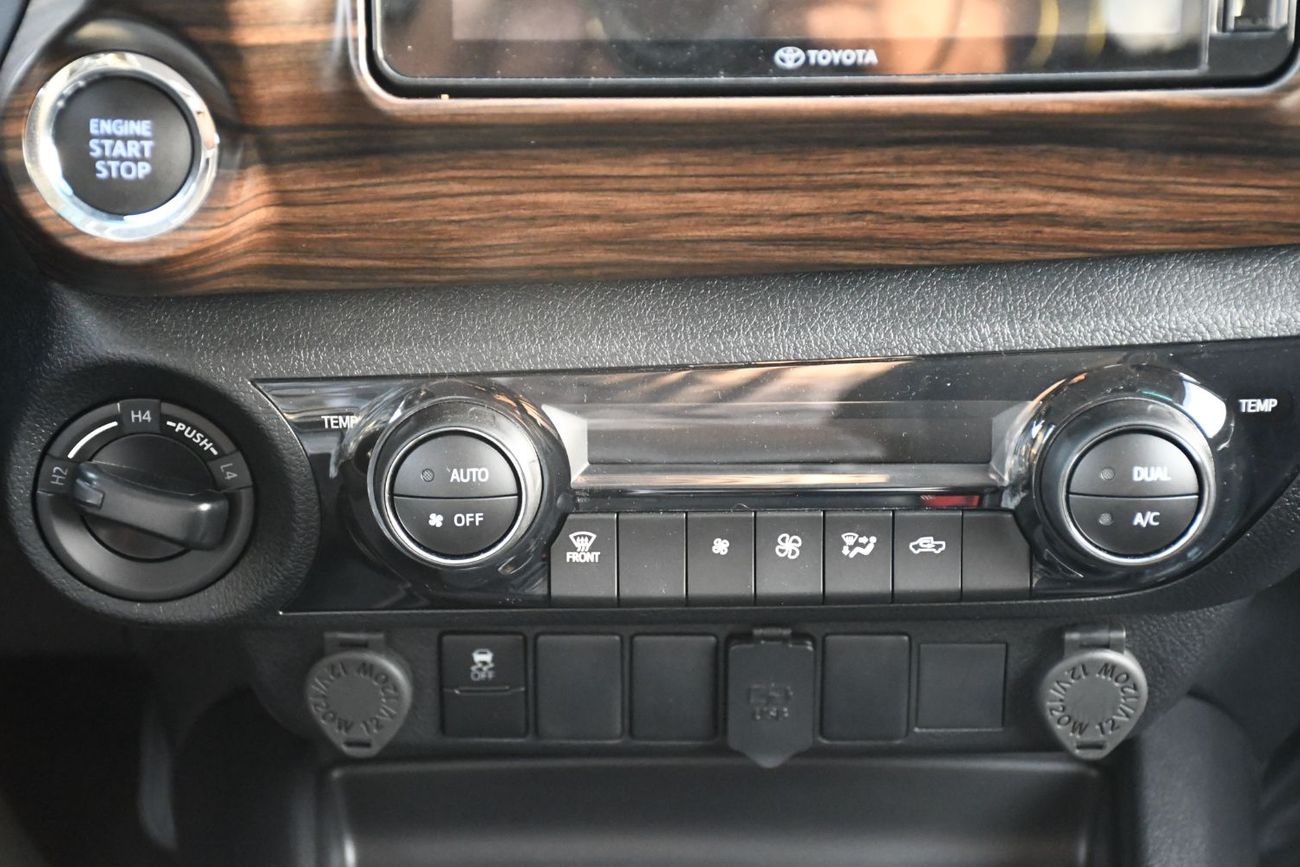 Toyota Hilux 2.7L V4 SR5 BSM Push Start full option ( Ready Stock )