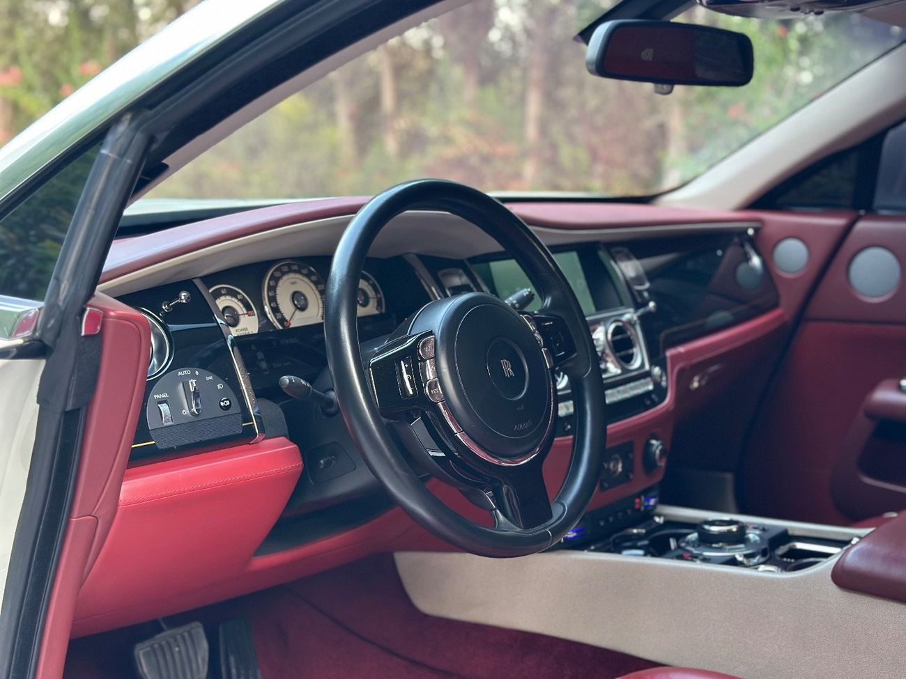 رولز رويس واريث 2015 Rolls Royce Wraith | GCC Specs | 6.6L V12 | 624 HP | 109K KM | Starlight Headliner | Excellent 