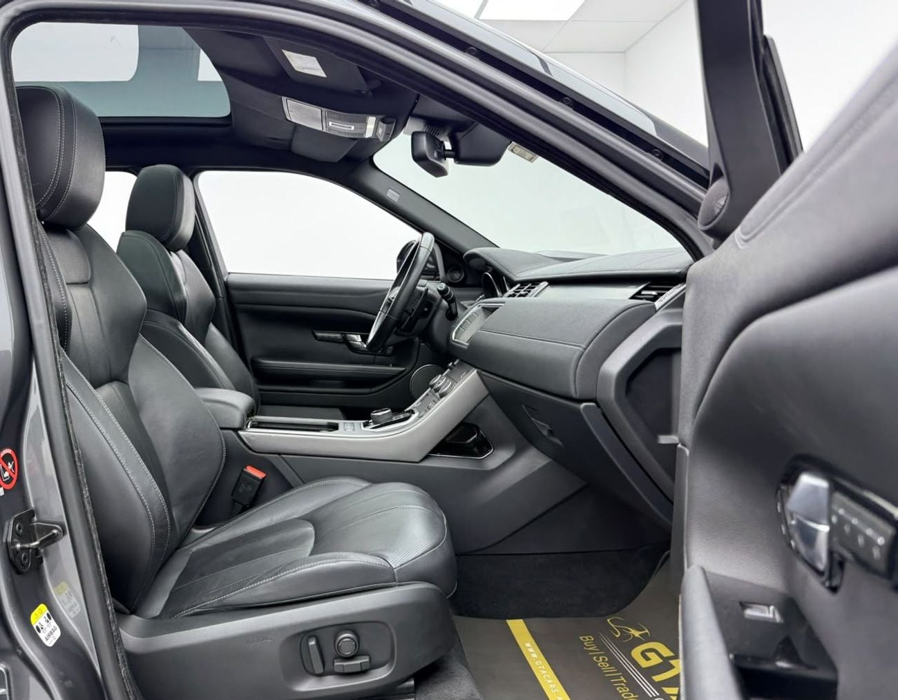 Land Rover Range Rover Evoque SE 2018 Range Rover Evoque R Dynamic SE, Full Service History, Fully Loaded, Excellent Condition, GCC