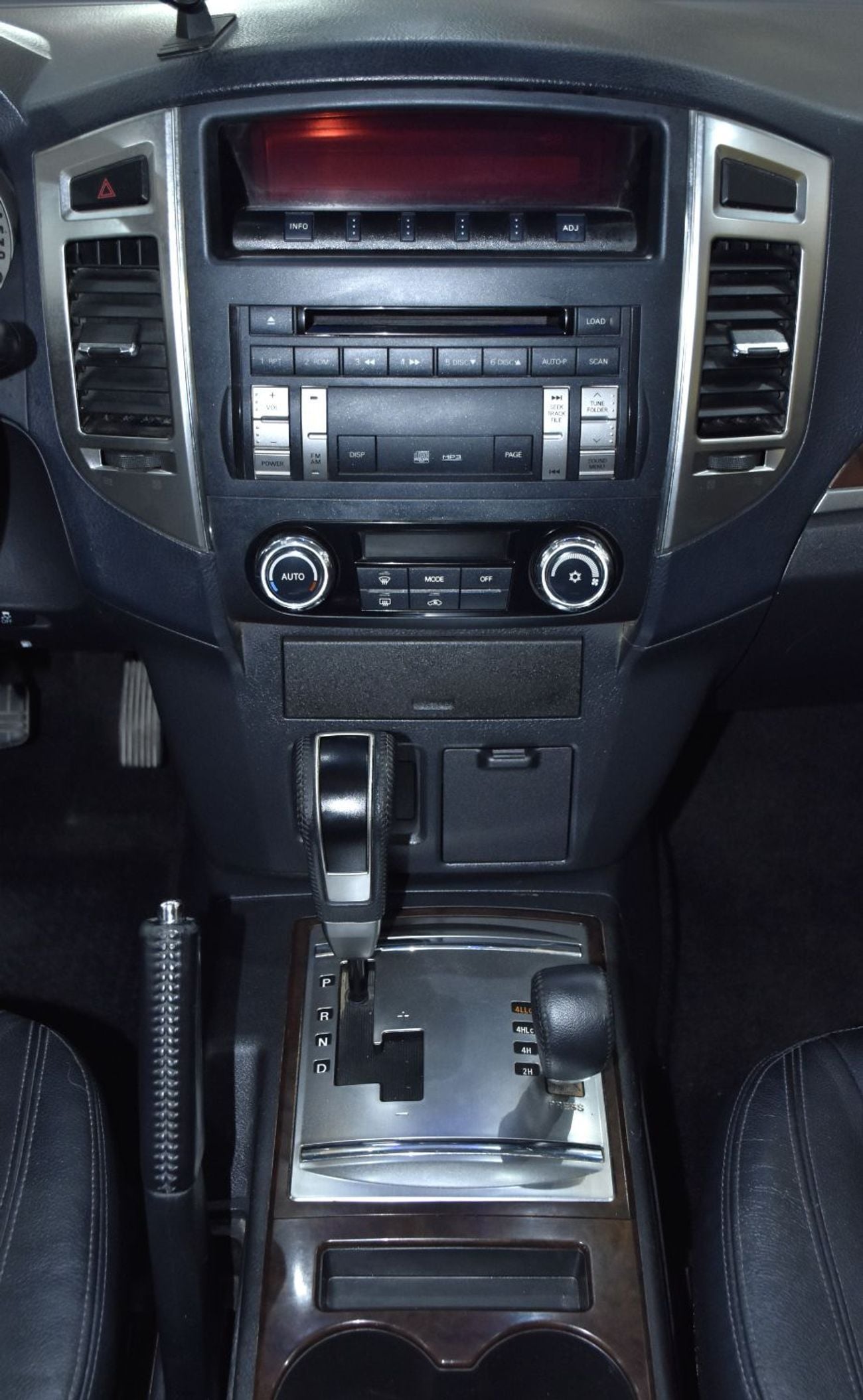 Mitsubishi Pajero GLS HIGHLINE TOP EXCELLENT DEAL for our Mitsubishi Pajero Di-D ( 2012 Model ) in White Color GCC