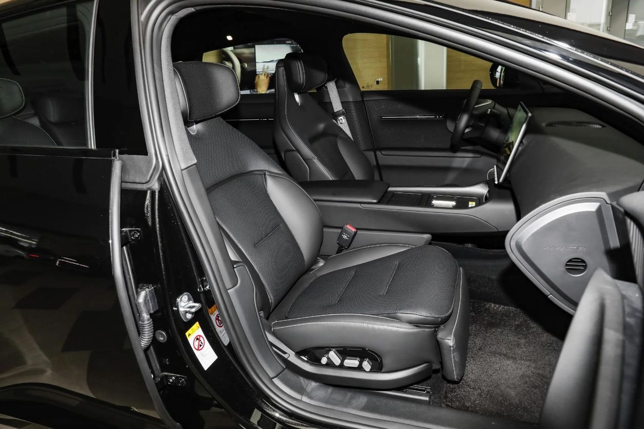 Avatr 12 Modified Max rear-wheel drive extended-range version