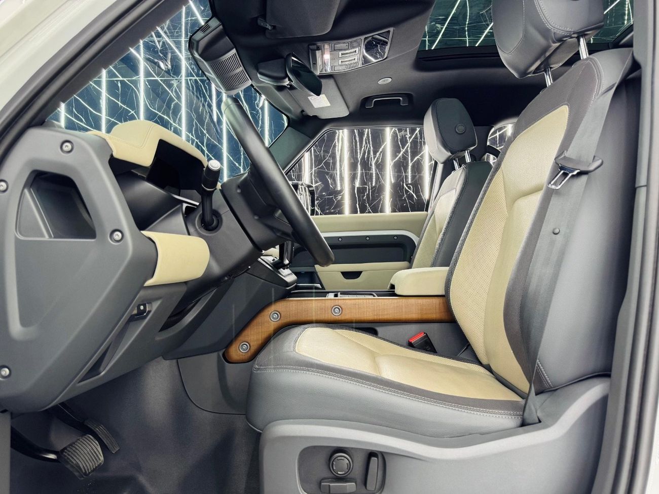 لاند روفر ديفندر P400 110 X-Dynamic SE 3.0L (7 Seater)