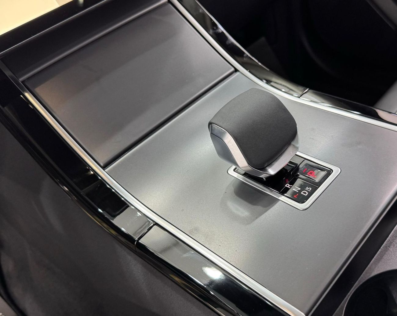 Land Rover Range Rover Velar 2025 Range Rover Velar SE Dynamic P250, 5 Years Agency Warranty + Service Package, Brand New, GCC