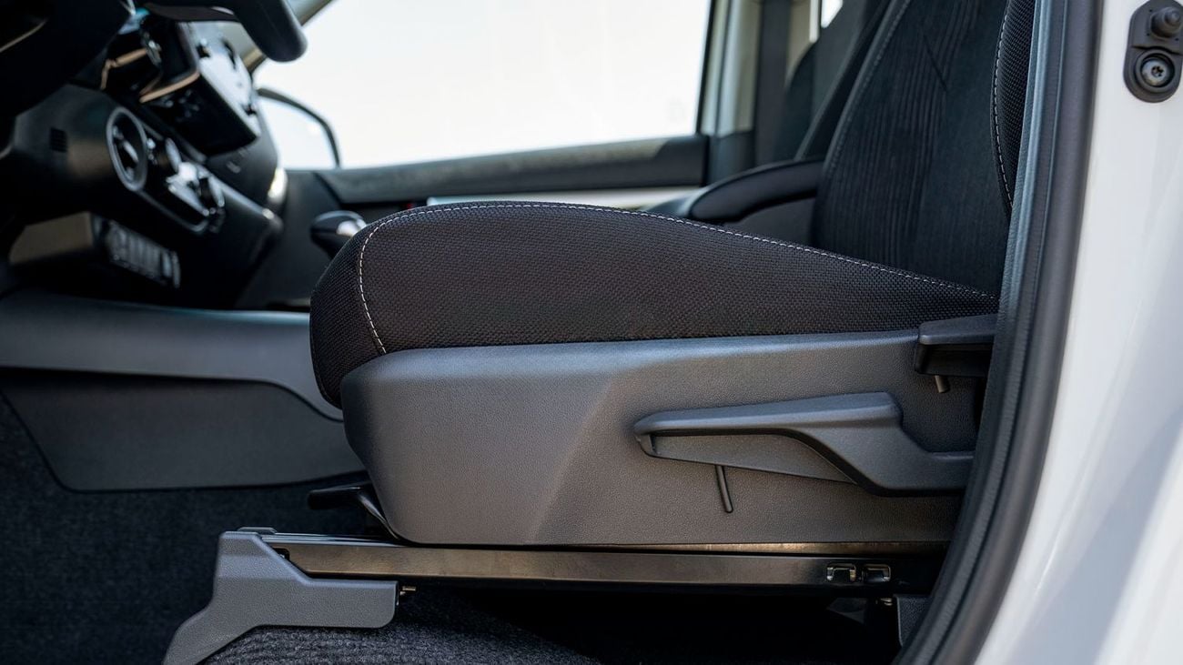 تويوتا هيلوكس toyota hilux 2.4L DIESEL FULL OPTION