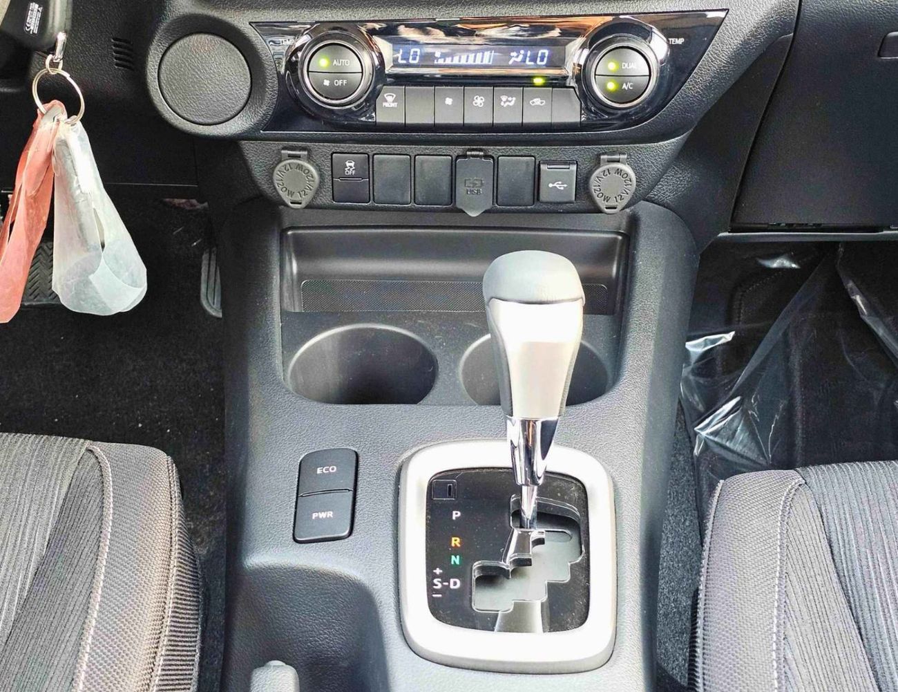 تويوتا هيلوكس SR5 / NARROW BODY / A/T / 2.7L V4 PETROL / DVD+ CAMERA / FULL OPTION (CODE #  HP2F2)