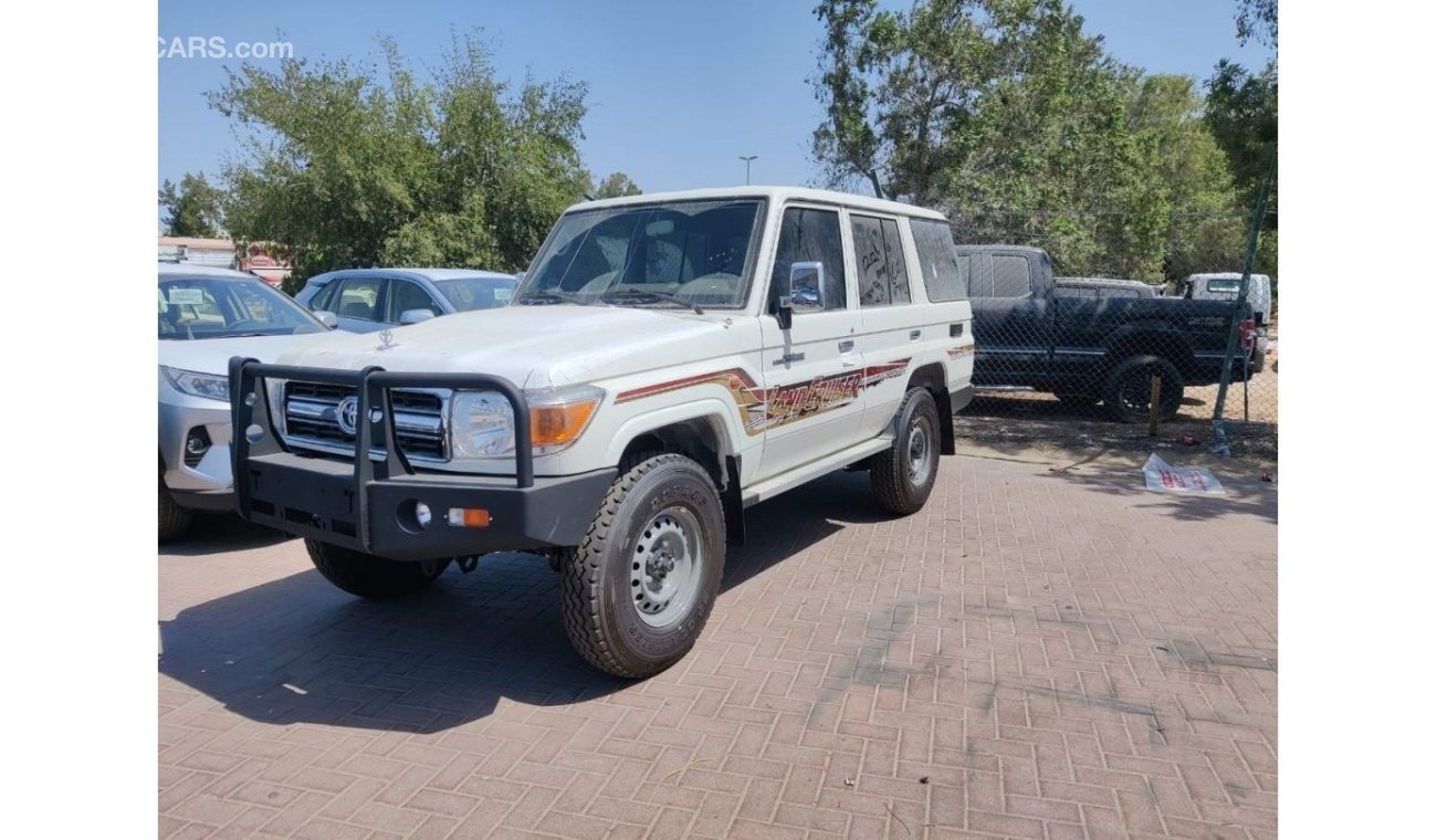 تويوتا لاند كروزر هارد توب 76 4.0L PETROL 5 SEATER WITH STEEL BUMPER