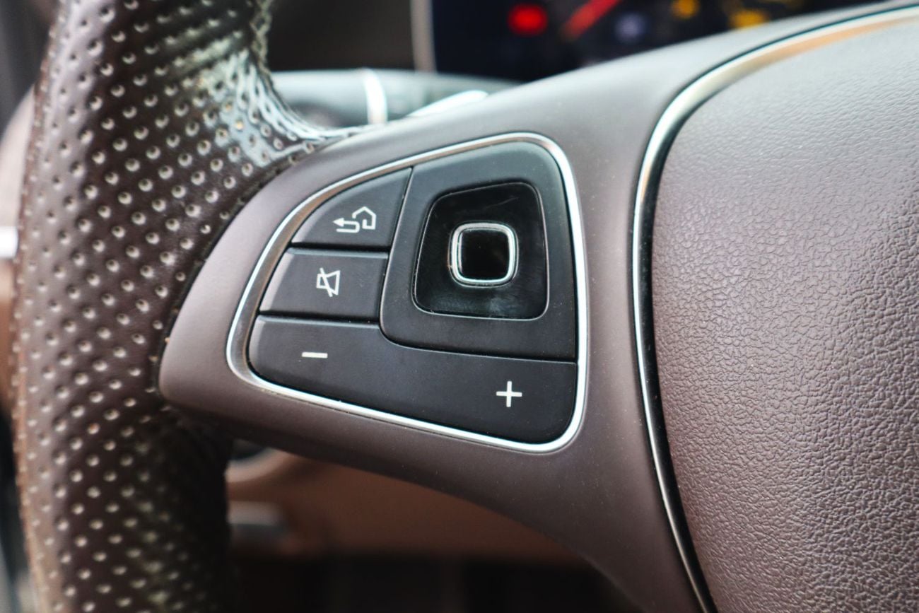 Mercedes-Benz E300 Premium 2.0L