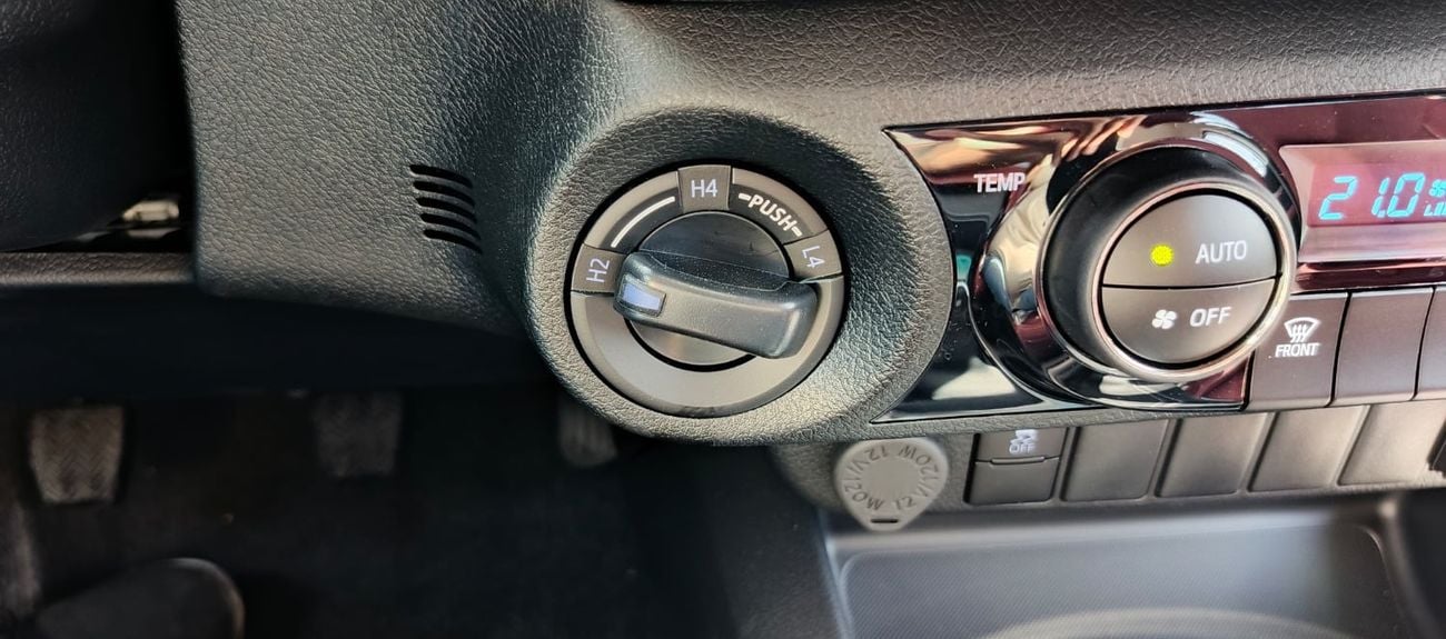 تويوتا هيلوكس GLX 2.7L Double Cab Utility 4WD A/T