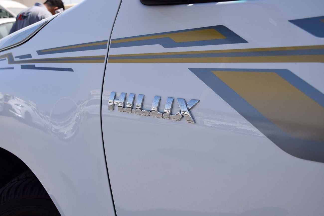 تويوتا هيلوكس 2.7L (4x4) Petrol SR5