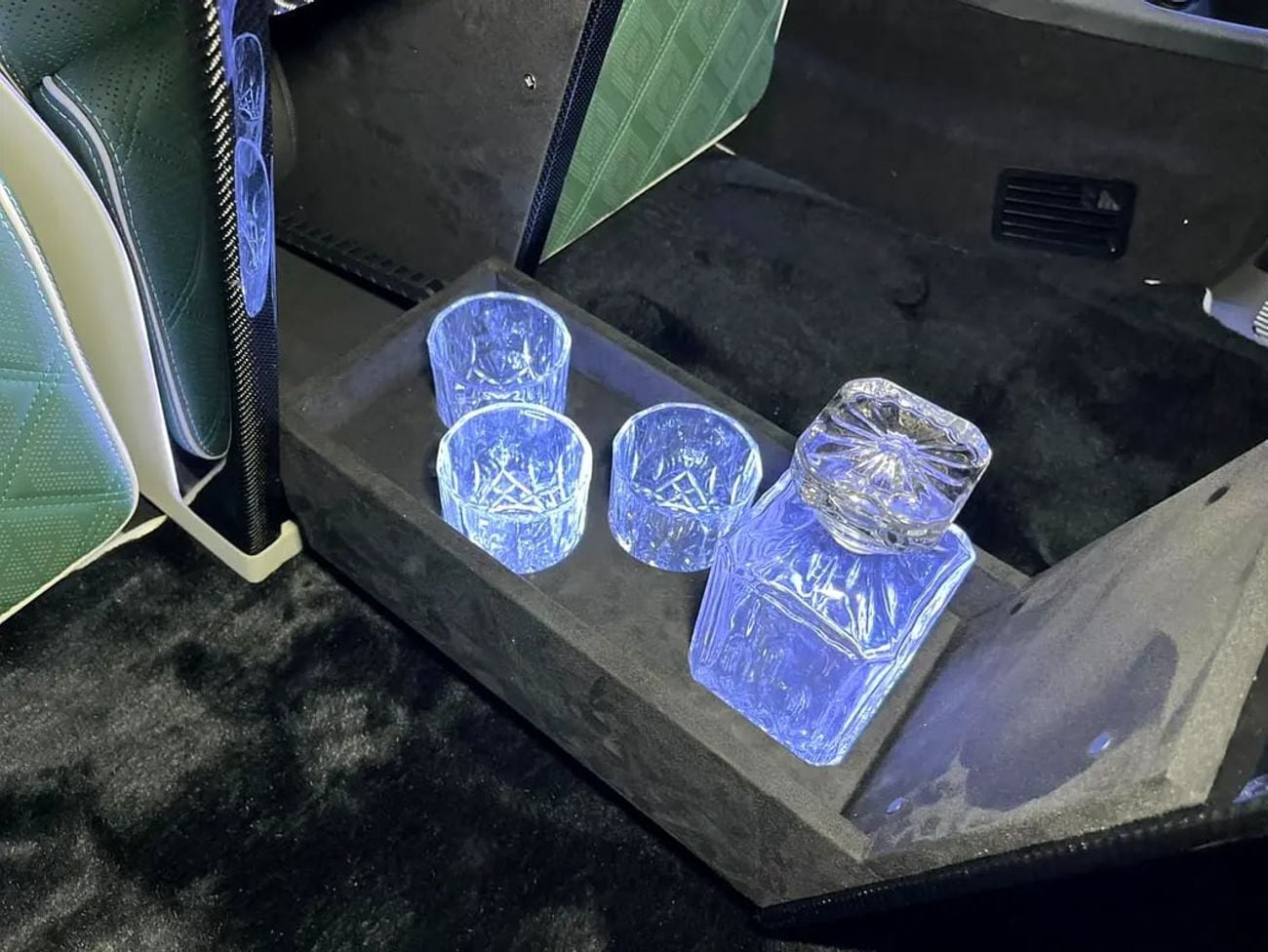 Mercedes-Benz V 300 ARRIVAL MODEL VIP MERCEDES GCC V300 with ADDITIONAL REAR AC - 2 Years Warranty by VLINE