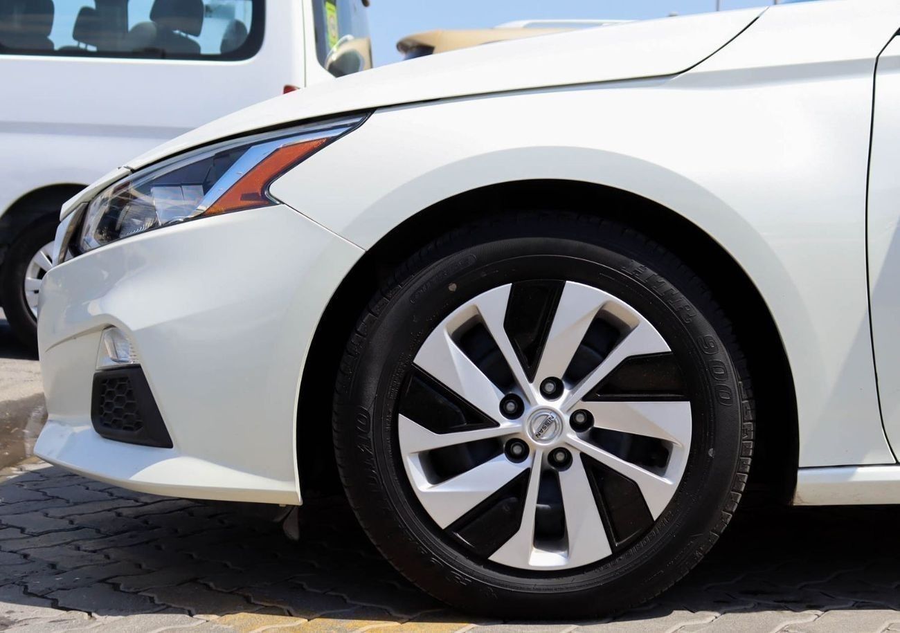 Nissan Altima 2.5 S Nissan Altima 2.5L 2020 original paint GCC  accident-free in excellent condition 888 P.M