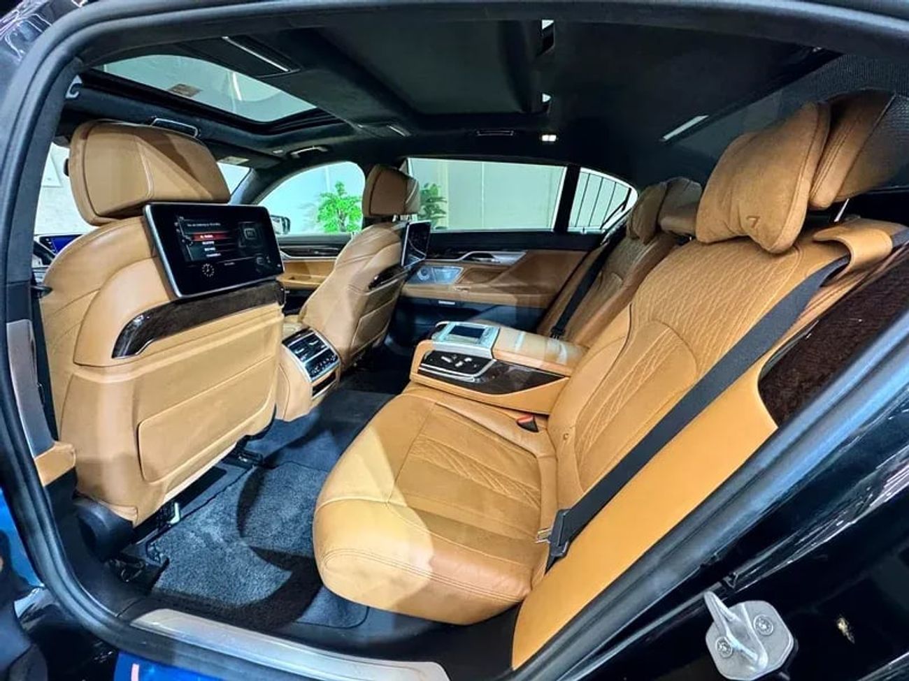 BMW 750Li Luxury 4.4L (443 HP)