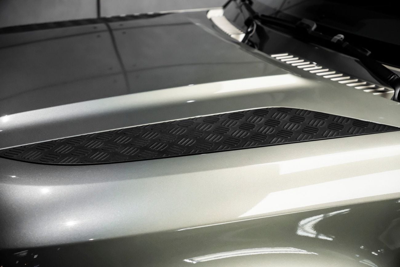 Land Rover Defender P300 110 SE 2.0L (5 Seater)