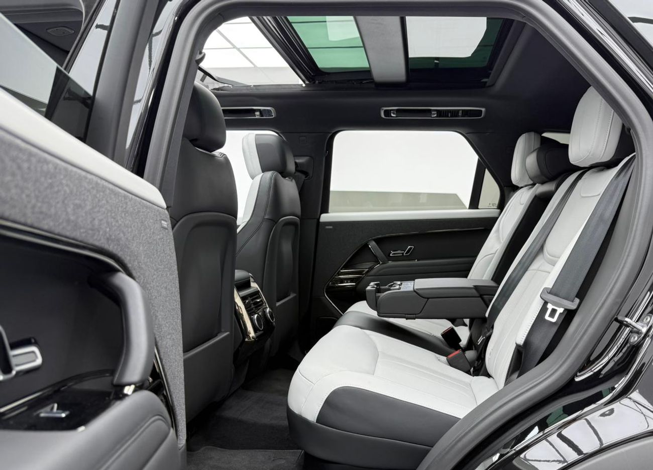 لاند روفر رينج روفر سبورت Dynamic HSE P400 3.0L 2024 Range Rover Sport HSE P400 ,Land Rover Warranty+Full Service History ,GCC