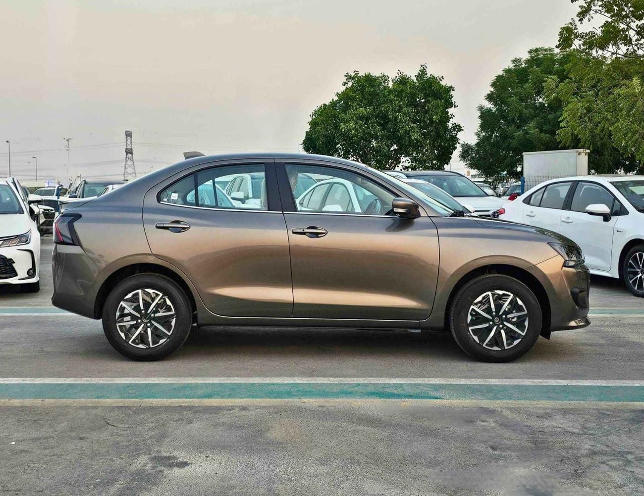سوزوكي دزاير GLX HYBRID 1.2L V4 A/T / PUSH START / DVD / REAR PARKING SENSOR (CODE # DZHXG)