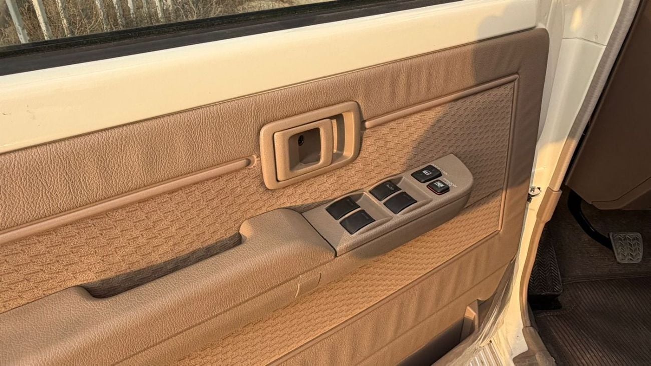 تويوتا لاند كروزر 70 LC76 2.8 MT basic Oman specs basic options