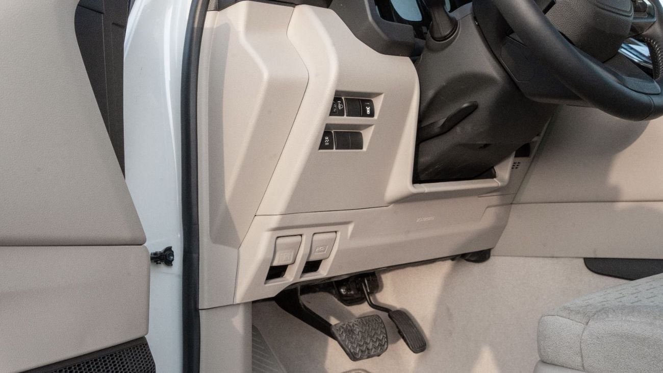 Toyota Land Cruiser GXR 2026 Toyota Land Cruiser GXR 3.3L AT Diesel (White-Beige) Basic