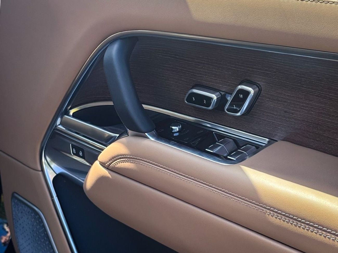 Land Rover Range Rover LWB AUTOBIOGRAPHY P460E IN RIGHT HAND DRIVE