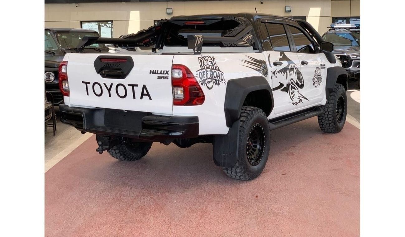 تويوتا هيلوكس SR5