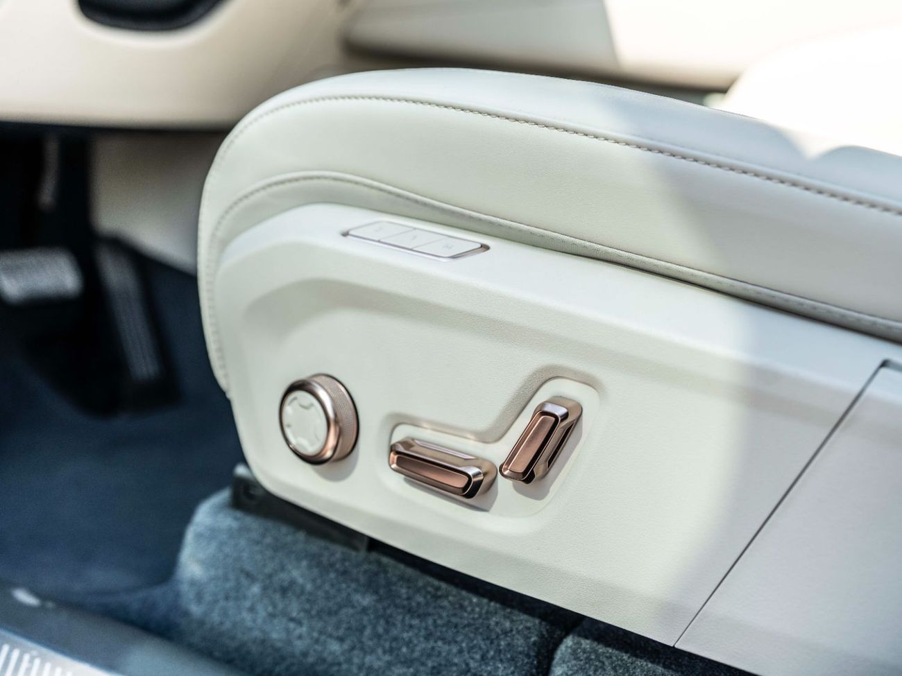 لينك أند كو 900 TRI-MOTOR EDITION