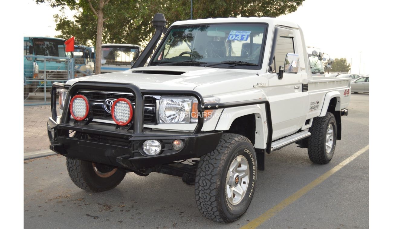 Toyota Land Cruiser Pick Up 1vD engine v8 Diesel Clean car