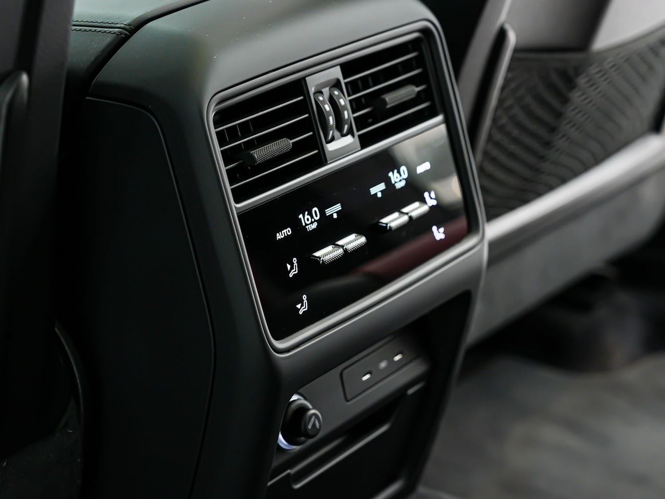 Porsche Cayenne COUPE, Carbon Interior, Panoramic Roof, Sport Chrono, Al Nabooda Warranty!!