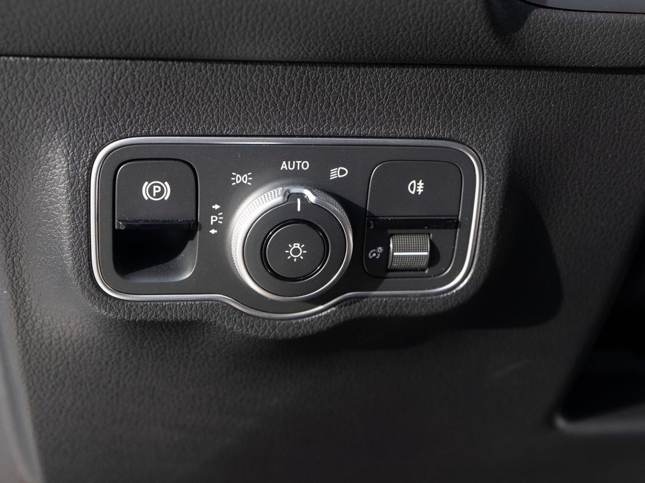 Mercedes-Benz GLB 200 2025 MERCEDES BENZ GLB 200 DYNAMIC 1.3 - WHITE inside BROWN | Export Price