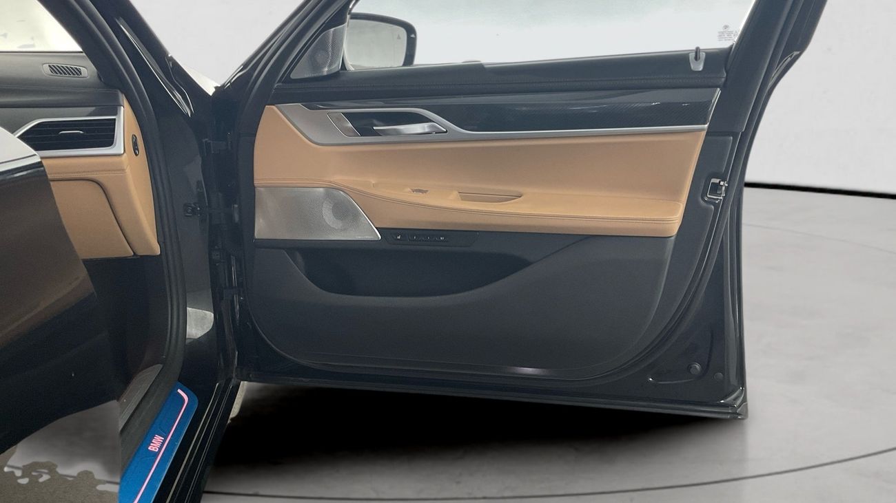 بي أم دبليو 750Li Pure Excellence | شامل الضمان | 0 ﺪﻔﻋﺓ ﺃﻮﻟﻯ