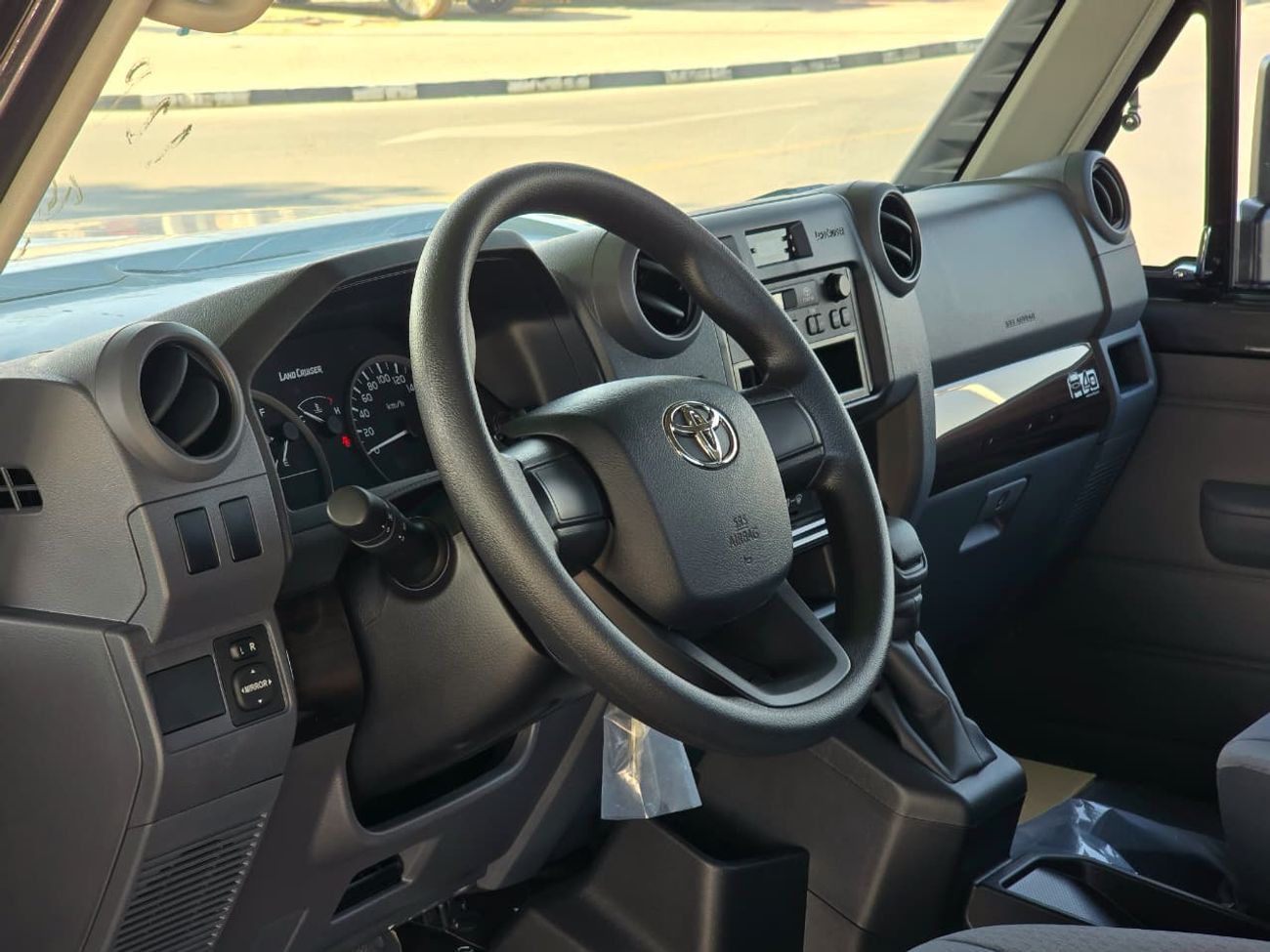 Toyota Land Cruiser 70 TOYOTA LC79 SINGLE CABIN PETROL 4.0 - AT - STD - E - DIFF LOCK - 2025 MODEL - GREY INSIDE GREY - GCC