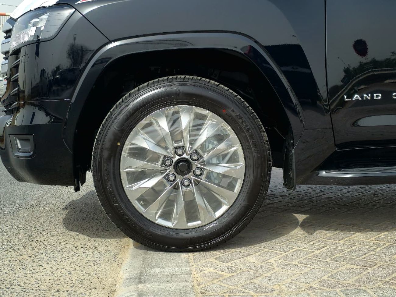 تويوتا لاند كروزر LC300 GXR 4.0 - HIGH OPTIONS - WITHOUT RADAR - 2025 MODEL - BLACK INSIDE BLACK - GCC SPECS