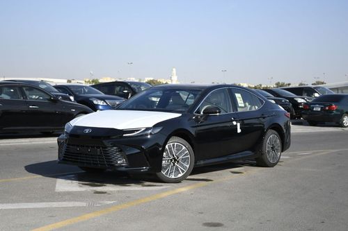 Toyota Camry Toyota Camry GLE 2.5L Petrol Panoramic Roof ( READY STOCK )