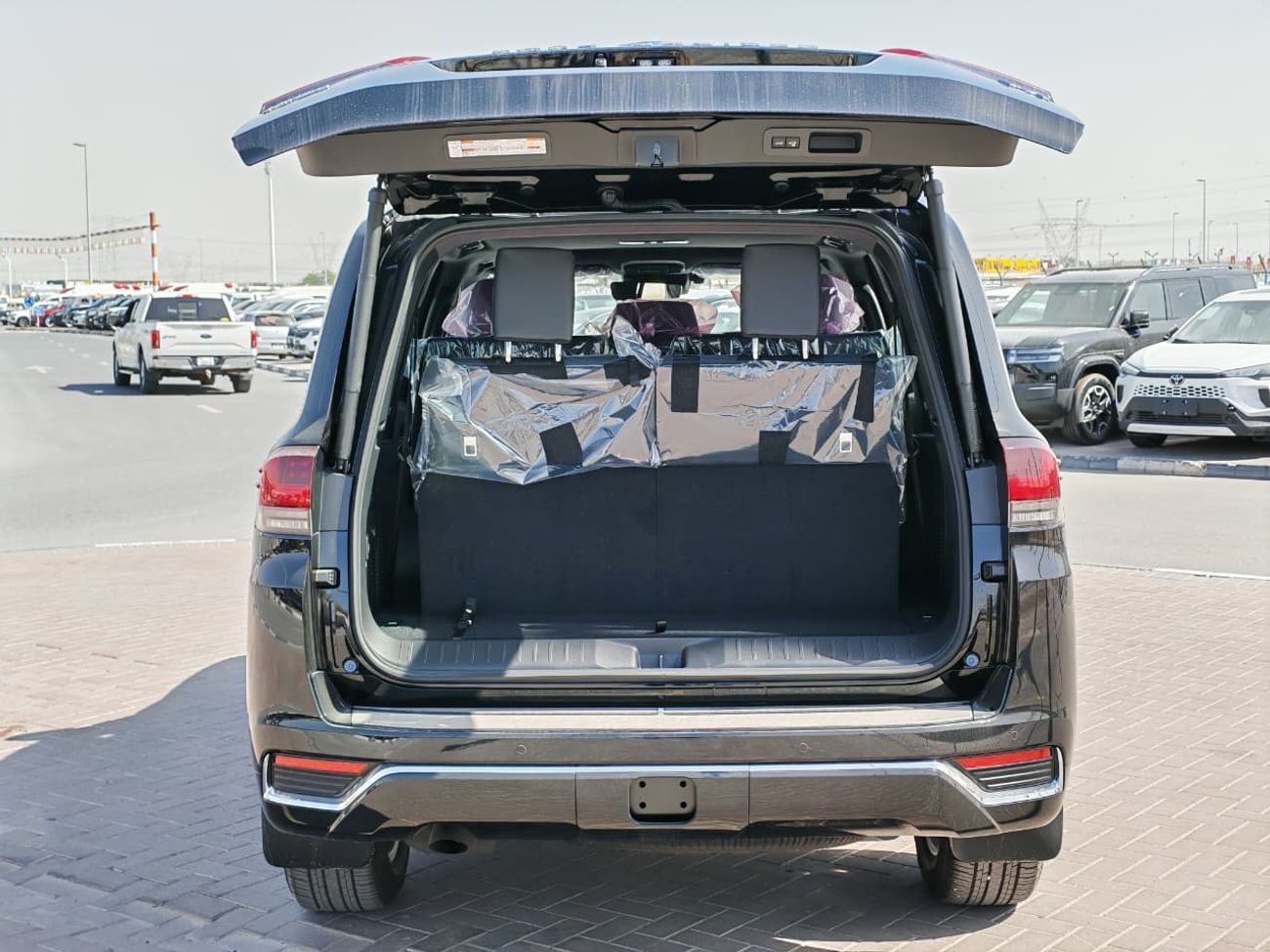 تويوتا لاند كروزر 2025 Toyota Land Cruiser LC300 VX (High-Option with Radar) 3.5L V6 Petrol A/T 4WD Export Only