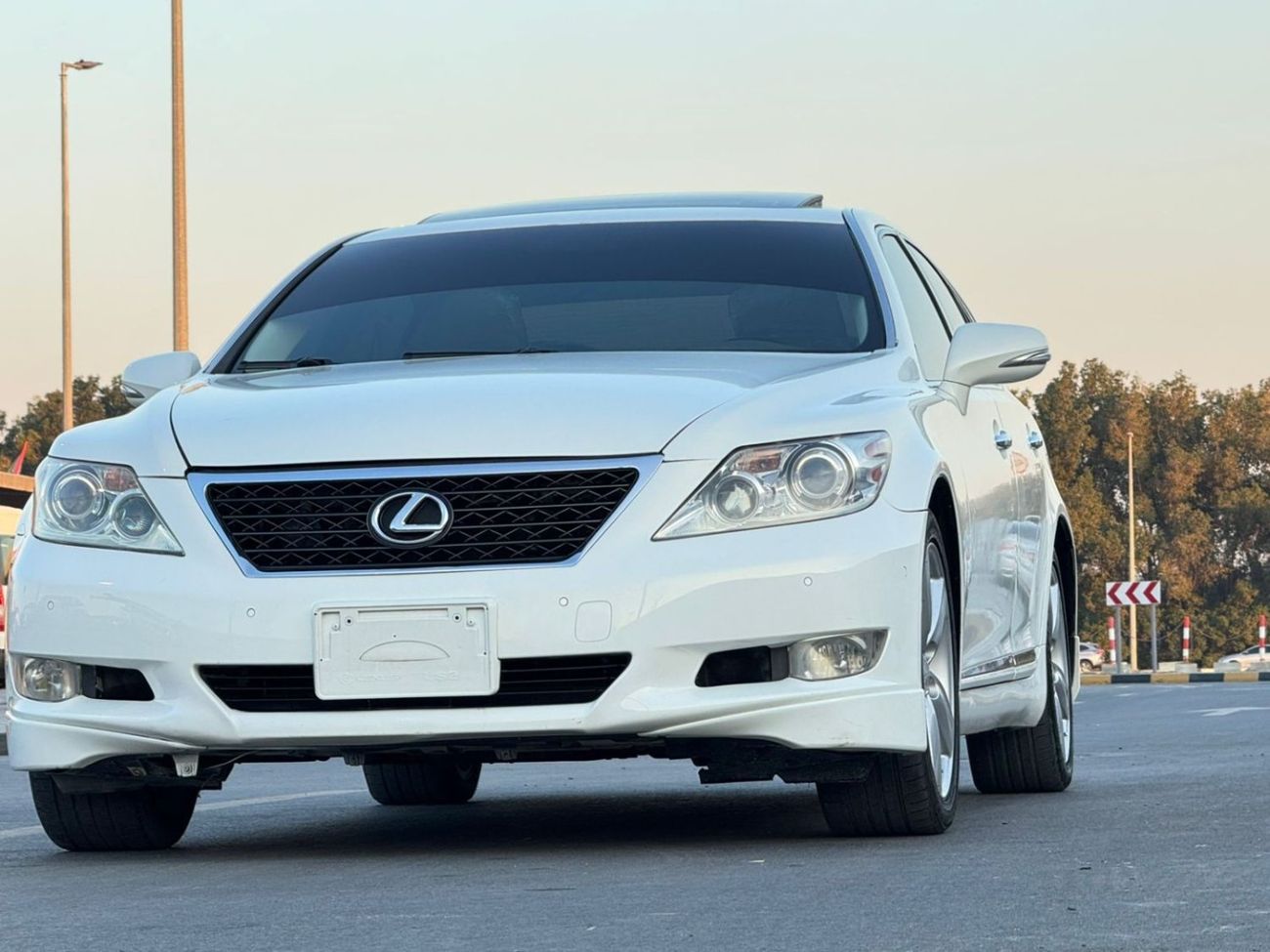 لكزس LS 460 L 4.6L In excellent condition and requires no expense