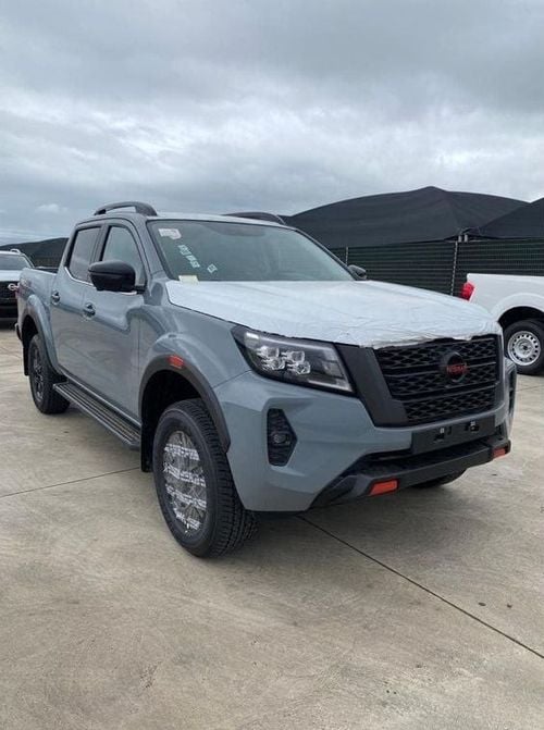 نيسان نافارا PRO-4X 4×4 2.5L Gas 6-Speed MT 168bhp