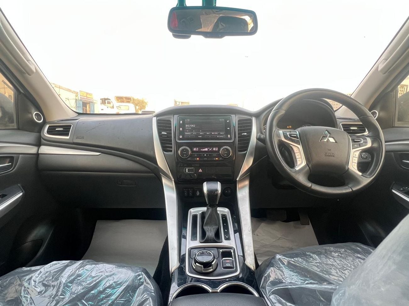 ميتسوبيشي باجيرو GLS MIDLINE diesel 2.4 liter ,right hand drive only for export available ,full options