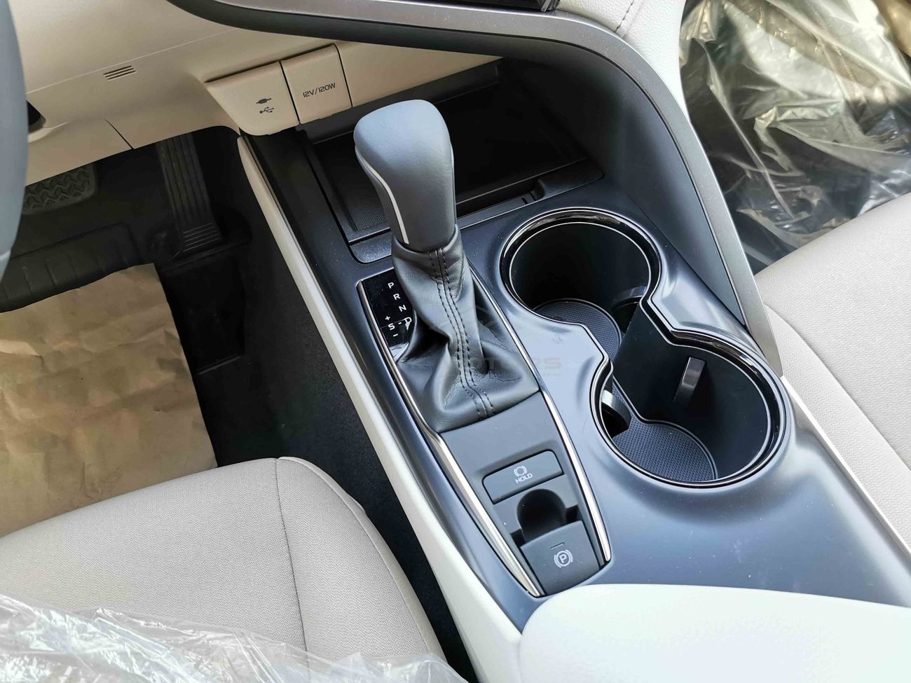 تويوتا كامري 2.5L PETROL, 17" ALLOY RIMS, TRACTION CONTROL, REMOTE KEY (CODE # TCAM04)