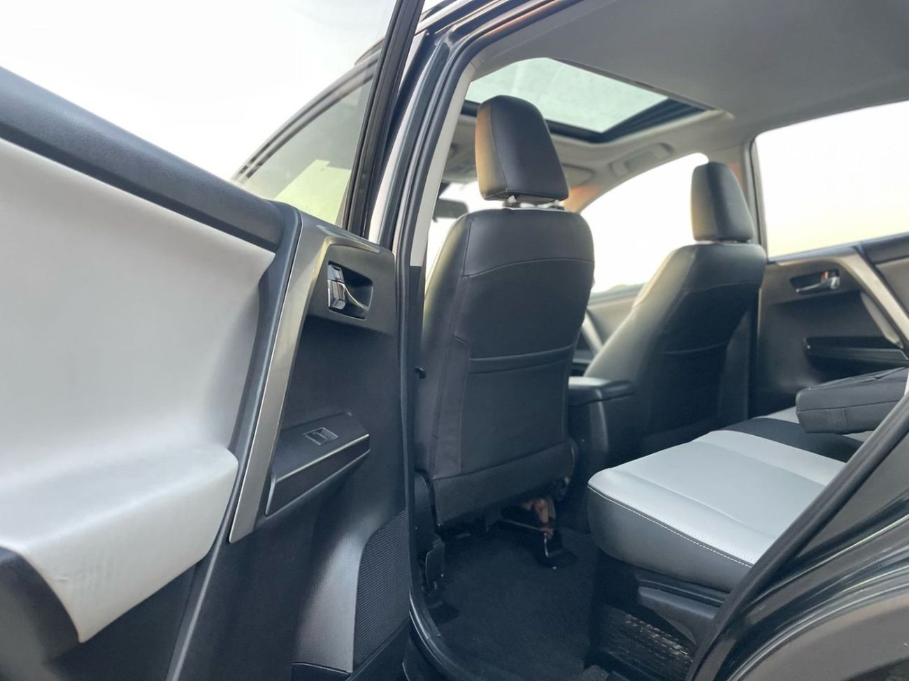 Toyota RAV4 2018 Toyota Rav4 XLE 4x4 Full Option Push Start - Hybrid Fuel ⛽️-