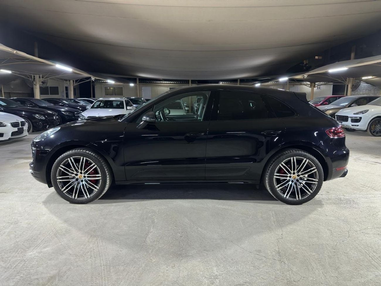 Porsche Macan GTS 3.0L (360 HP)  2017 | SPORTS CHRONO PACKAGE | SPORTS EXHAUST SYSTEM | 21-INCH ALLOY RIMS