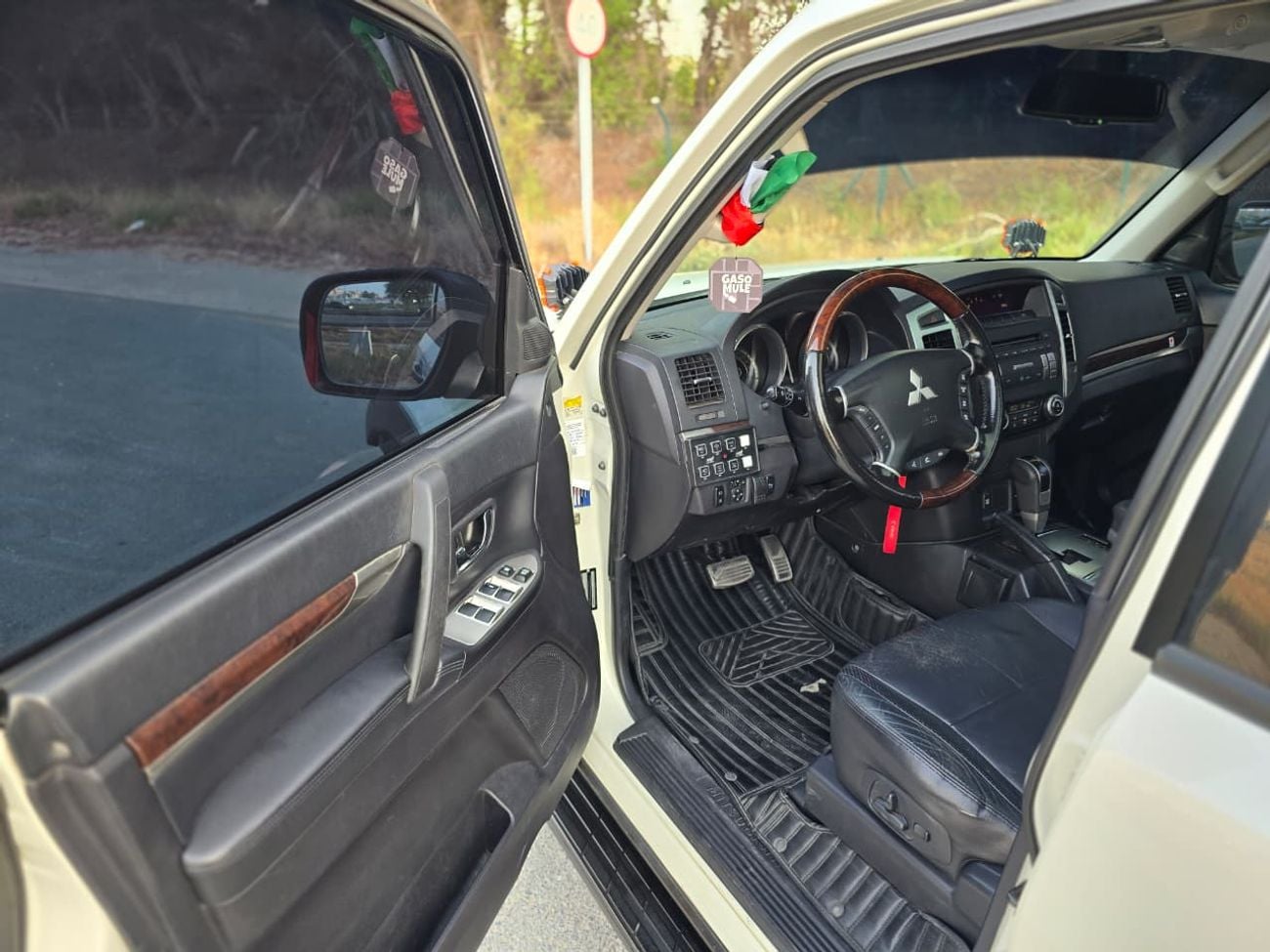 Mitsubishi Pajero GLS HIGHLINE Mitsubishi Pajero 2011 GLS 3.8L | GCC Specs | Excellent Condition | Orginal paint | Acc