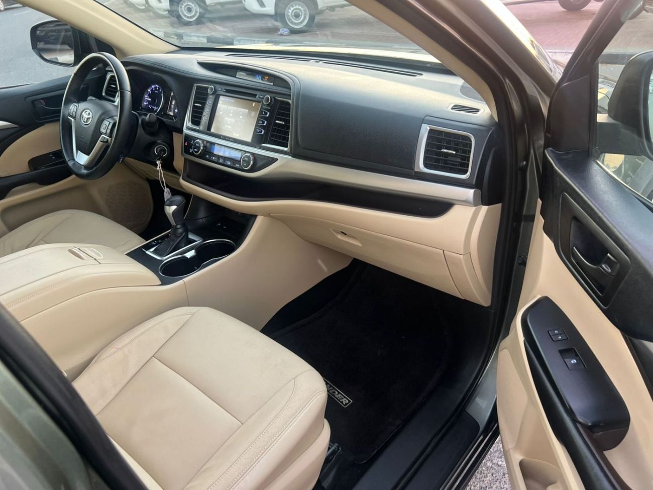 Toyota Highlander 2019 Toyota Highlander Le Plus 3.5L V6 - Rear Camera - 7 Leather Seat- Auto Trunk