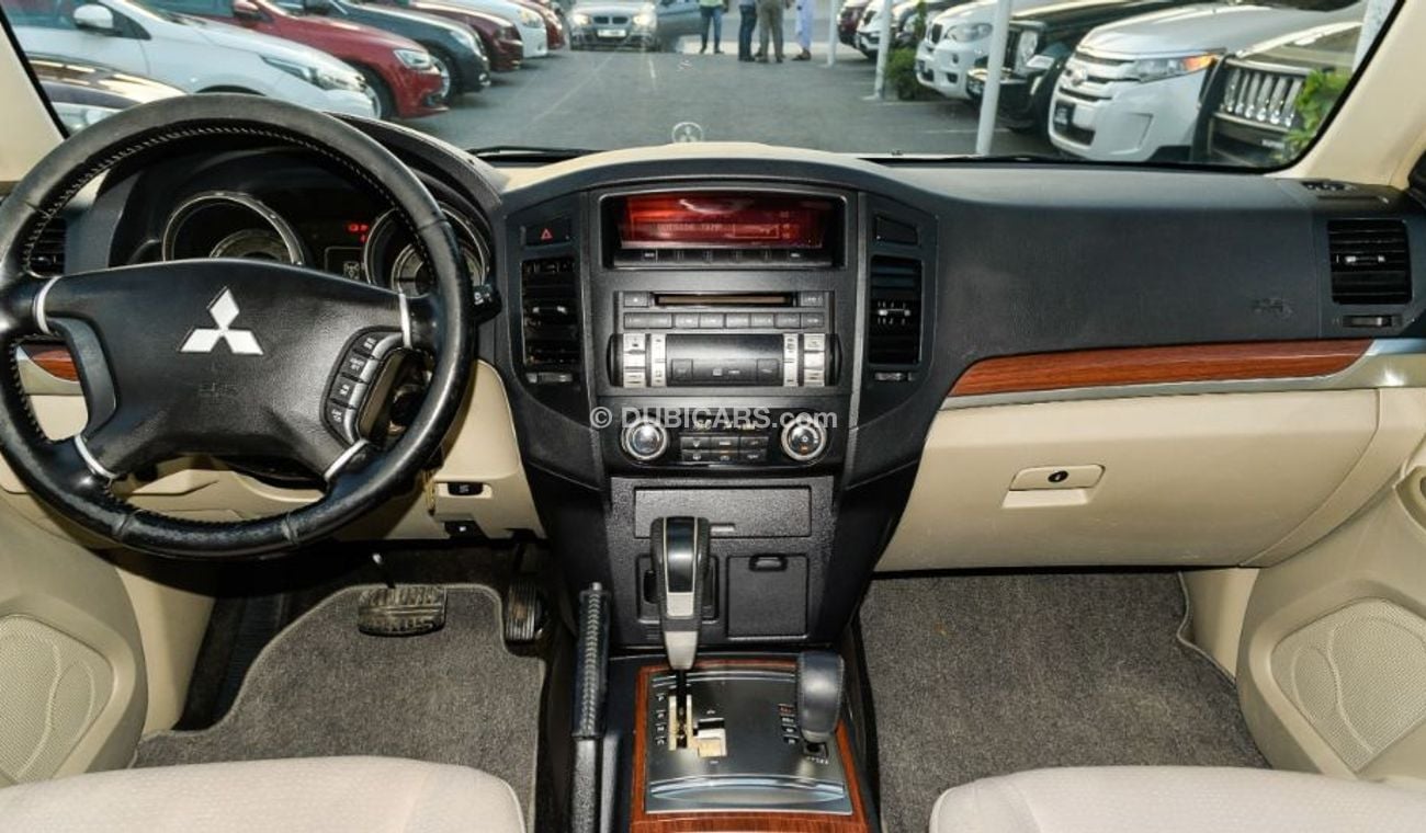 ميتسوبيشي باجيرو خليجى موديل 2007 صبغ وكاله لون ابيض داخل بيج رقم واحد فتحه مثبت تحكم خشب رنجات حساسات بحاله ممتا زه
