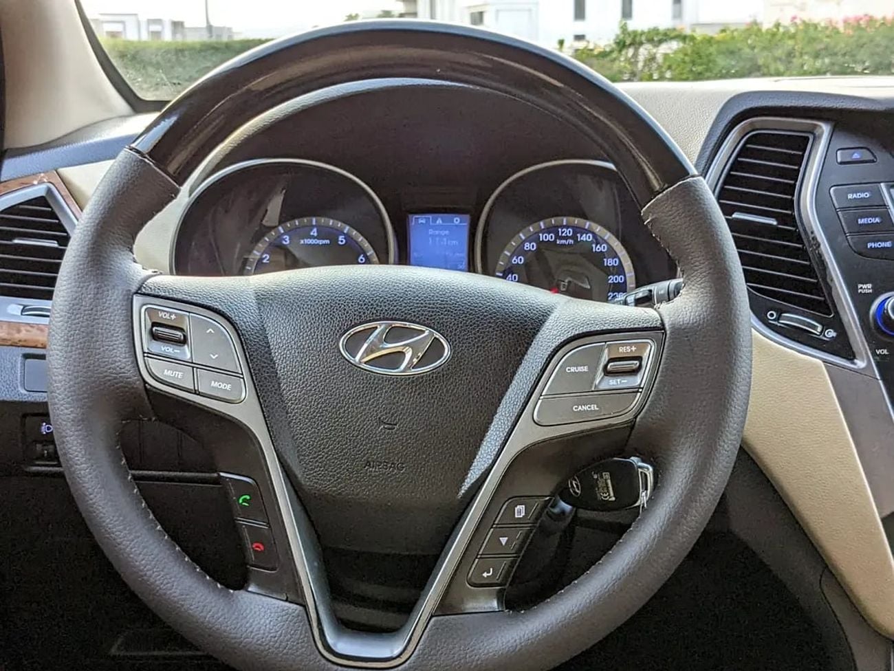 هيونداي سانتا في GCC Mint Condition With Beige Interior Super 7 Seater Family SUV