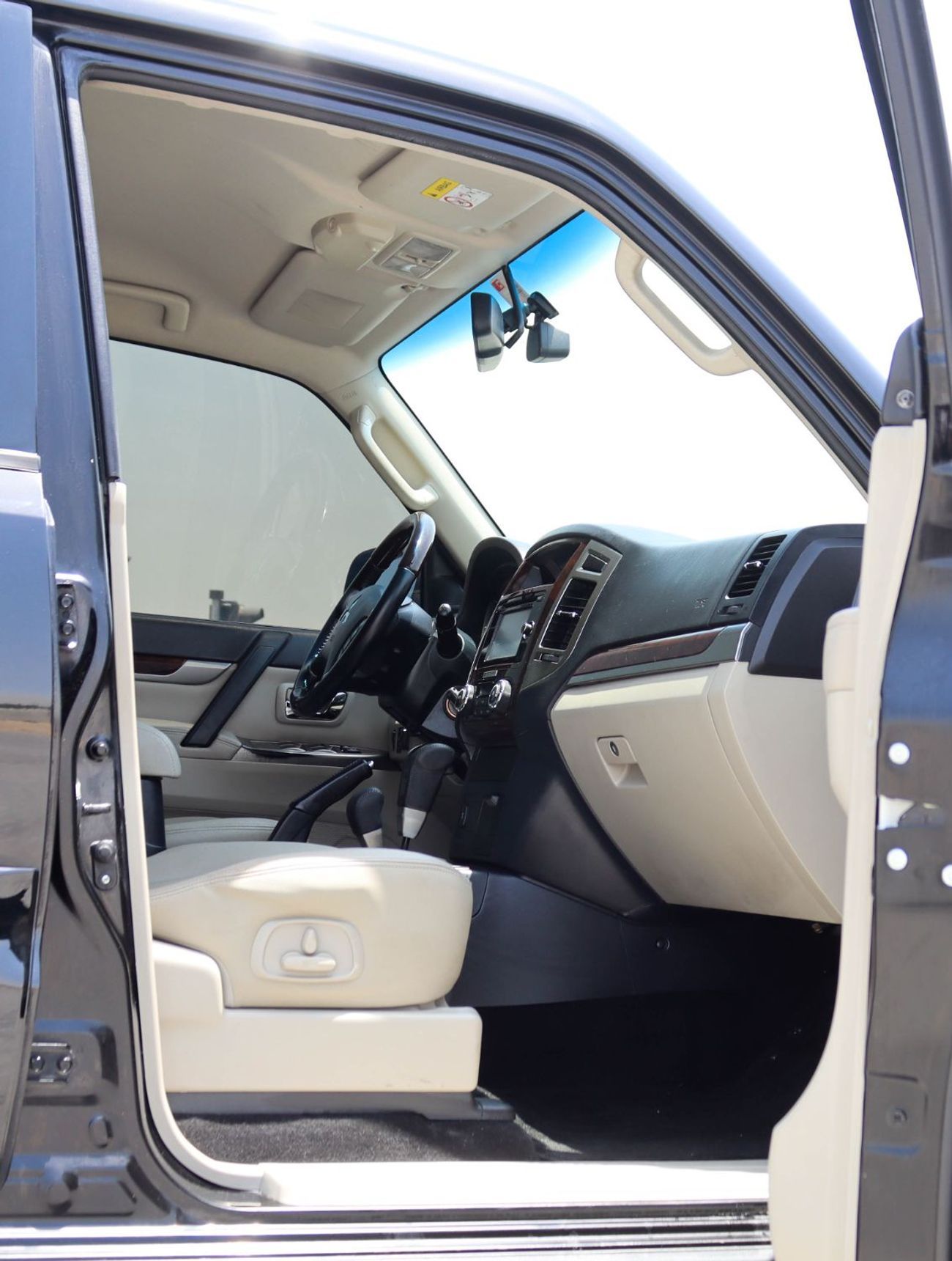 ميتسوبيشي باجيرو GLS Mid 3.8L (274 HP)