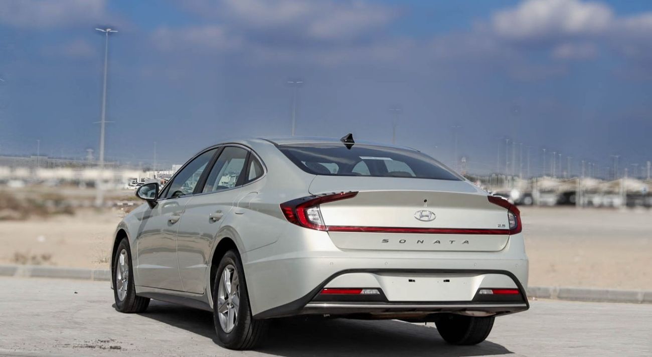هيونداي سوناتا GL 2.5L Hyundai sonata 2023 GCC 2.5L Original paint accident-free in excellent condition 1388 P.M