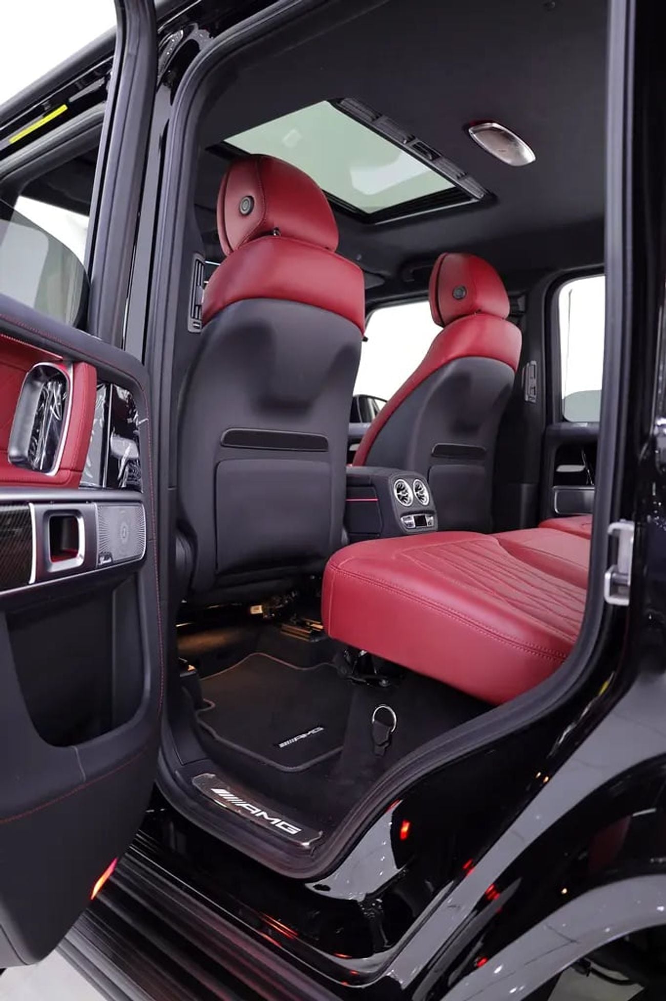 Mercedes Benz G63 AMG G63 MANUFAKTUR EDITION + DOUBLE NIGHT PACKAGE + CARBON INTERIOR+ 5 YEARS GARGASH WARRANTY + SERVICE