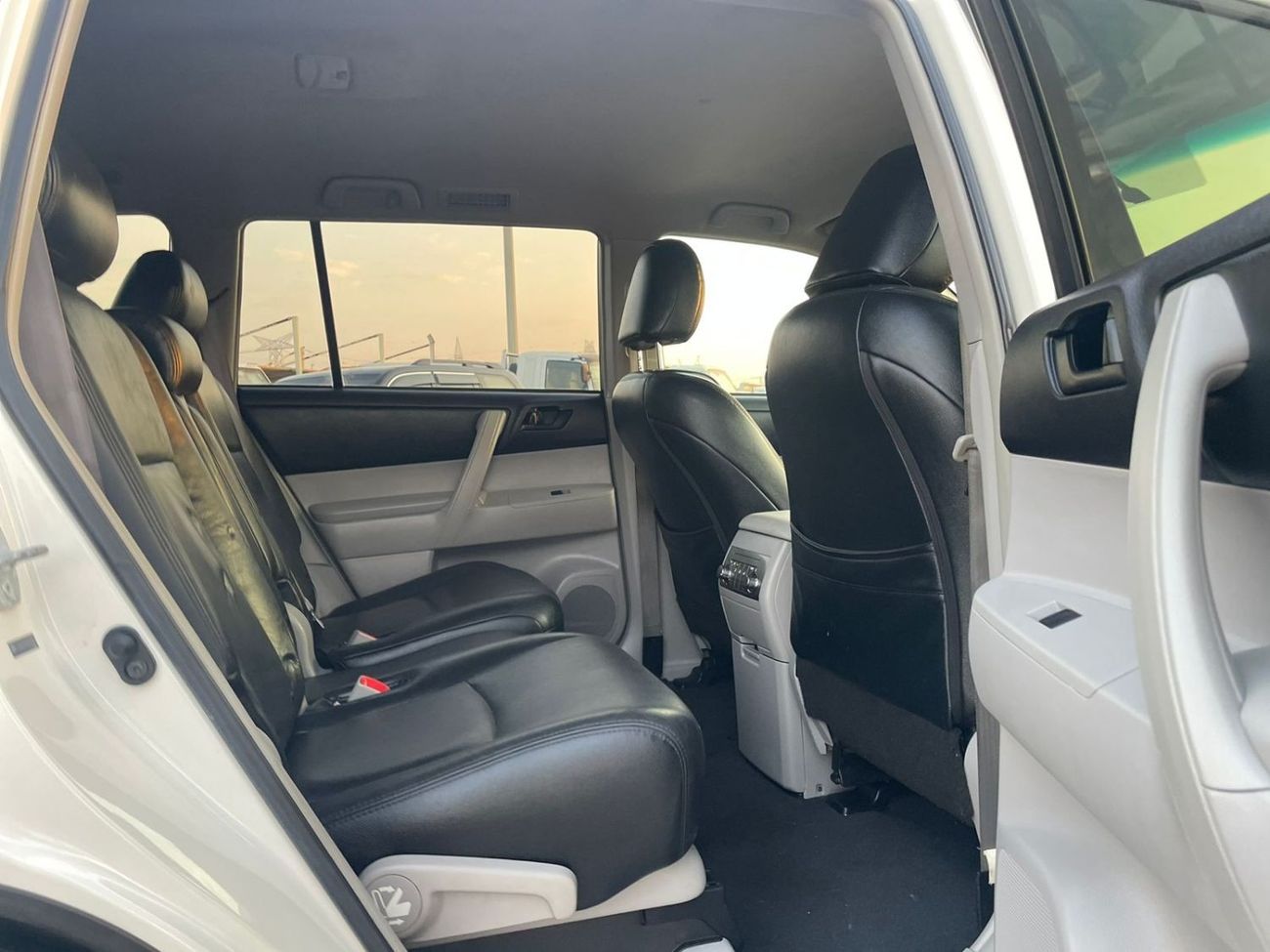 تويوتا هايلاندر 2012 Toyota Highlander LE+ MidOption - 3.5L V6 - 7 Seater - Fully Maintained - 90,000 Mileage