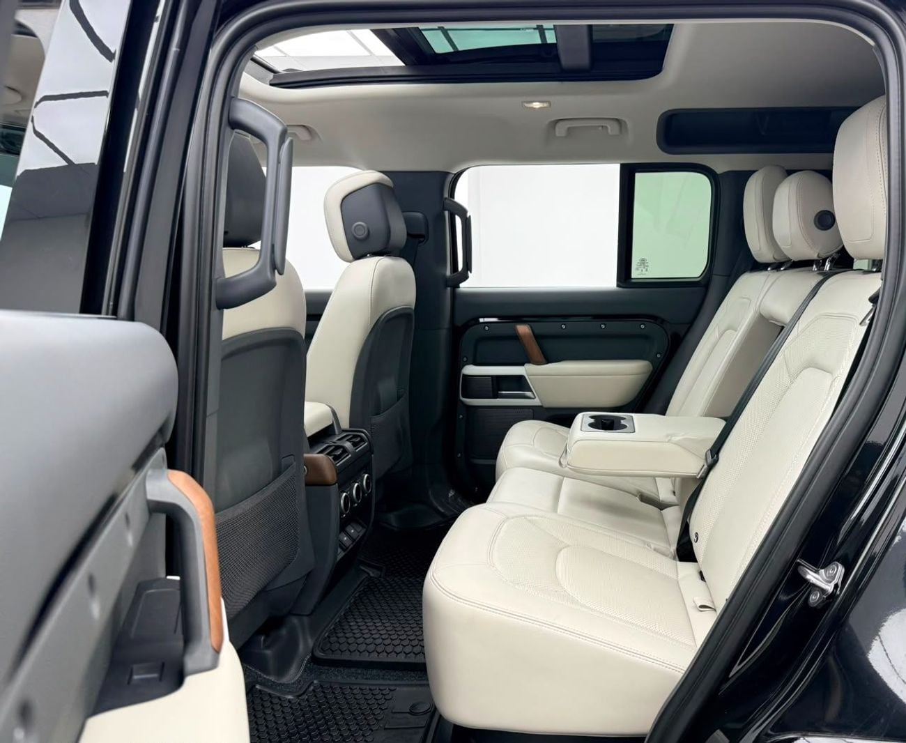لاند روفر ديفندر 2024 Land Rover Defender 110 HSE P400, 2028 LR Warranty, 2029 LR Service Pack, Fully Loaded, GCC
