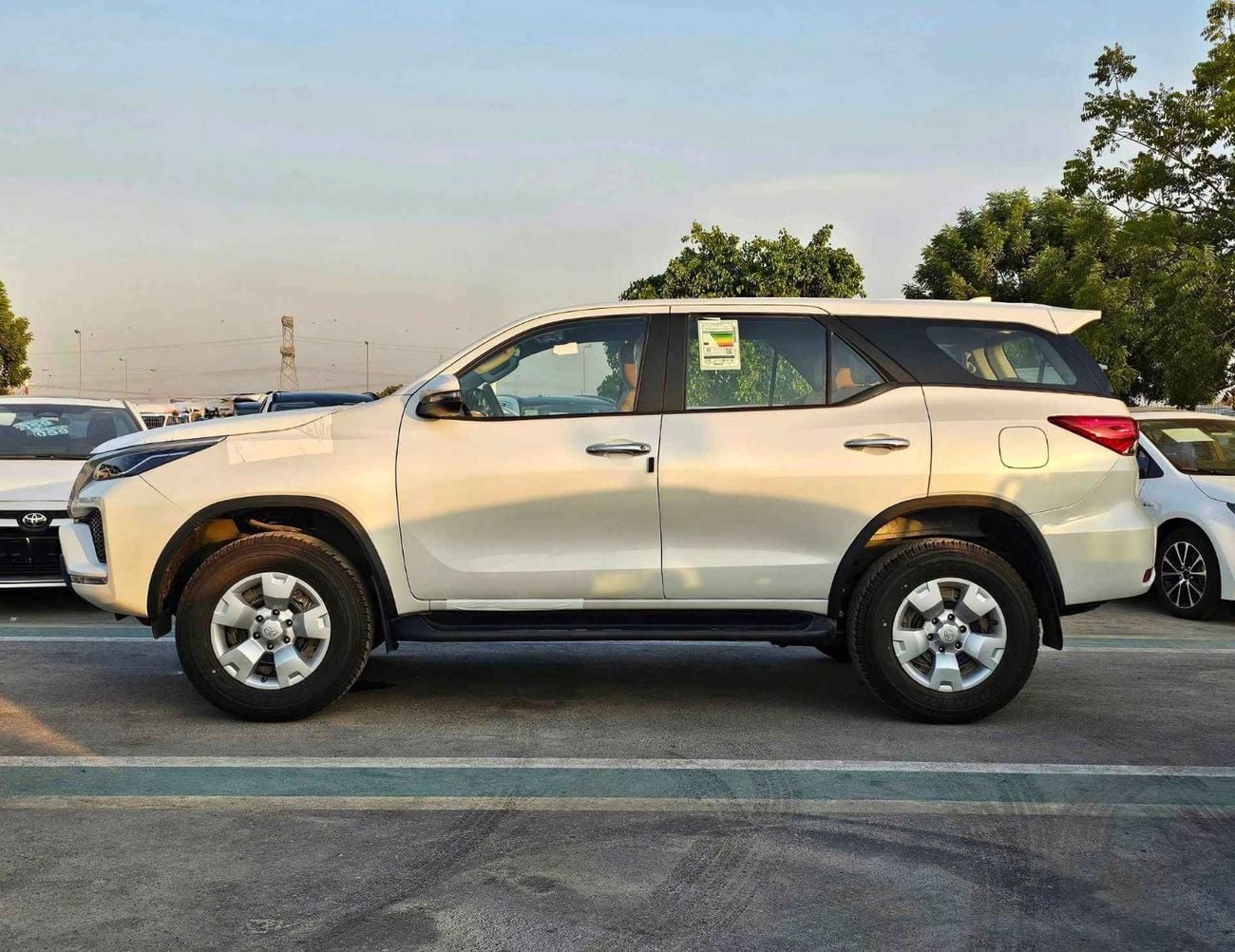 تويوتا فورتونر SR5 / MID OPTION / 2.7L PETROL / AUTO AC / KEY START/ 4WD (CODE # FPE1)