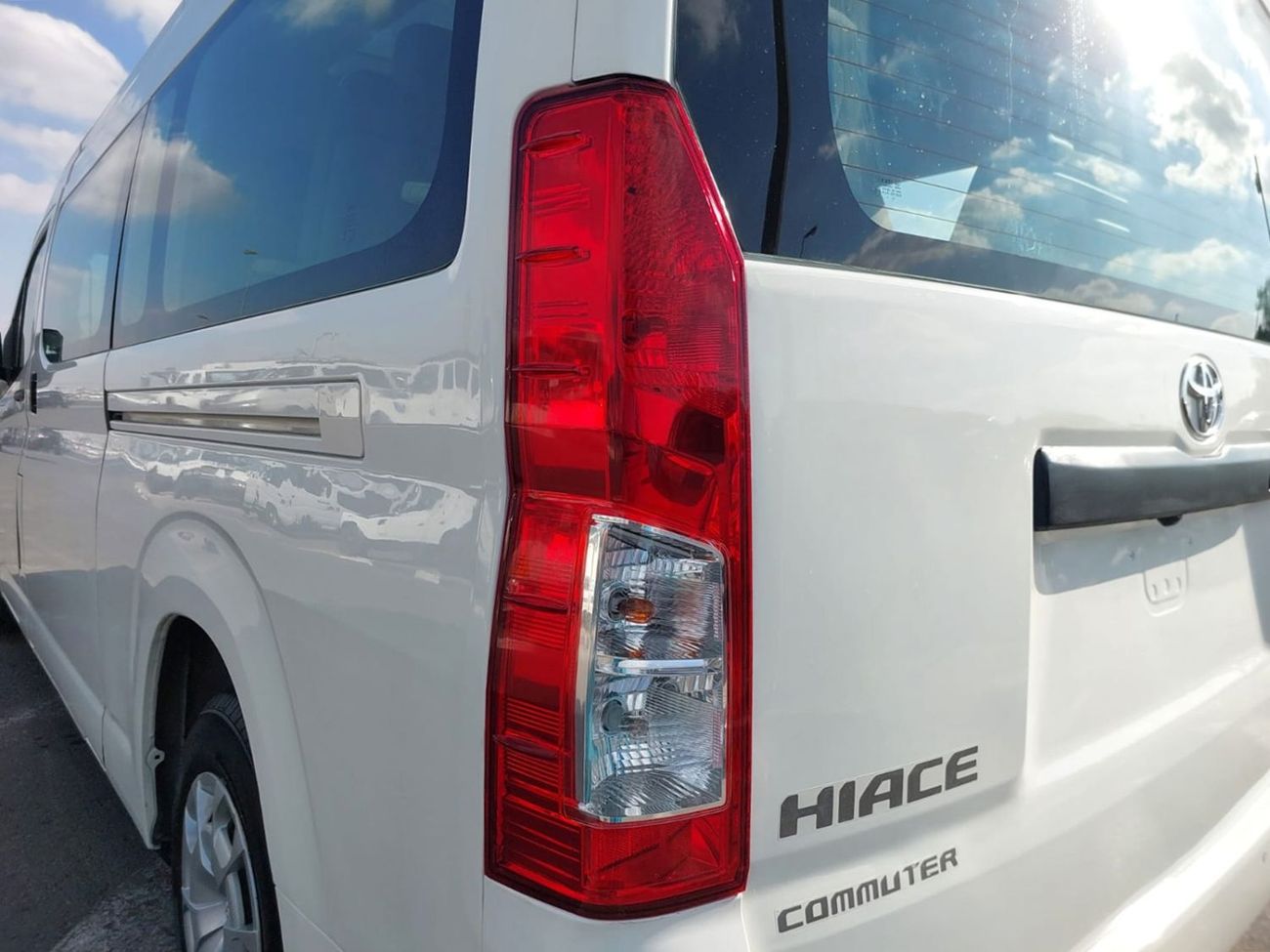 Toyota Hiace TOYOTA HIACE COMMUTER VAN RHD 2020 MODEL 2.8 L DIESEL AUTOMATIC(PM14152)