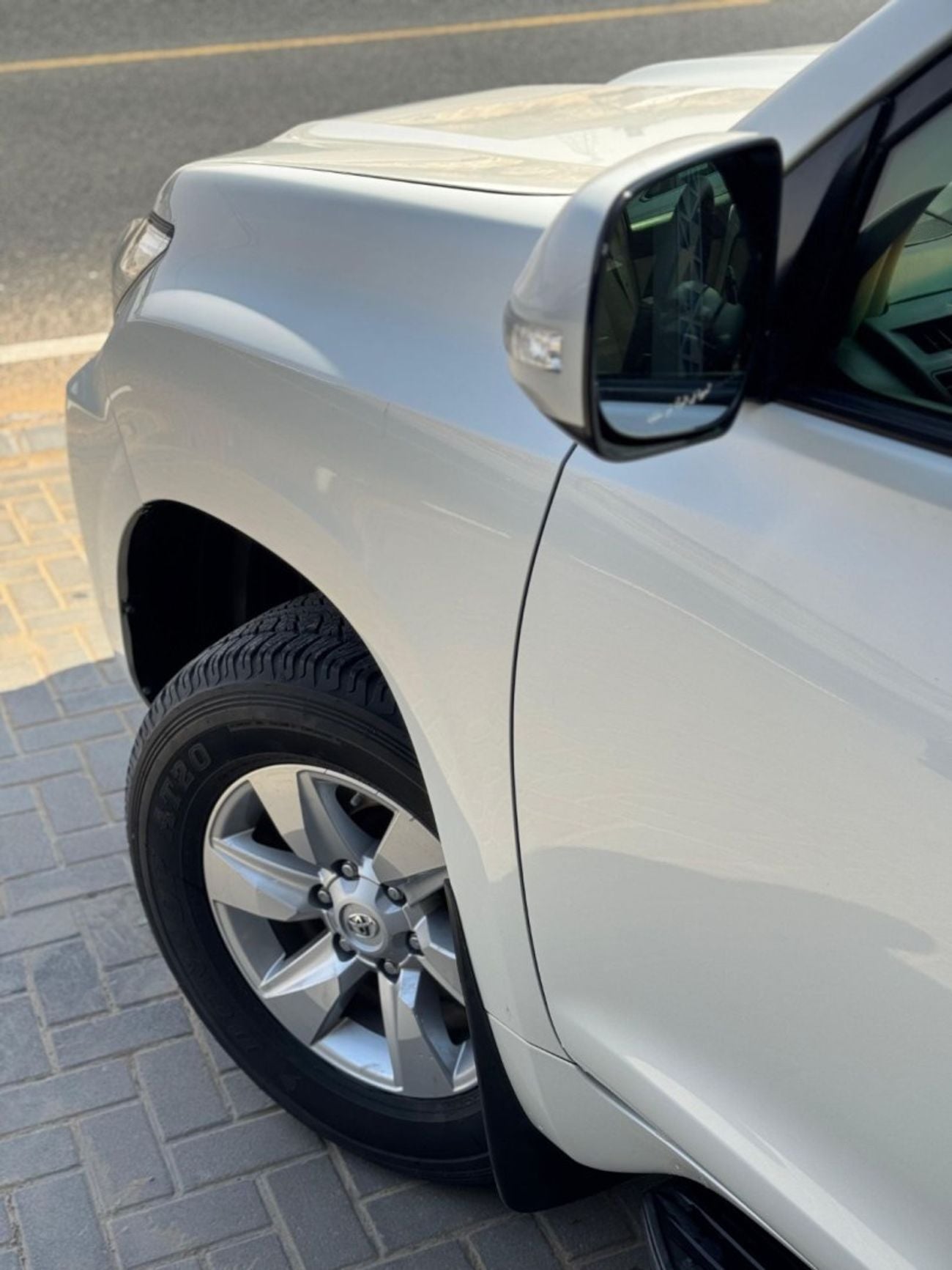 تويوتا برادو V6 4.0L / GCC / 4X4 / BIG SCREEN / FRIDGE / 7 SEATER / IN PERFECT CONDITION
